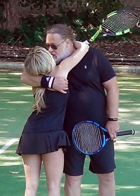 Russell Crowe and Britney Theriot shared a kiss on the court before playing their game